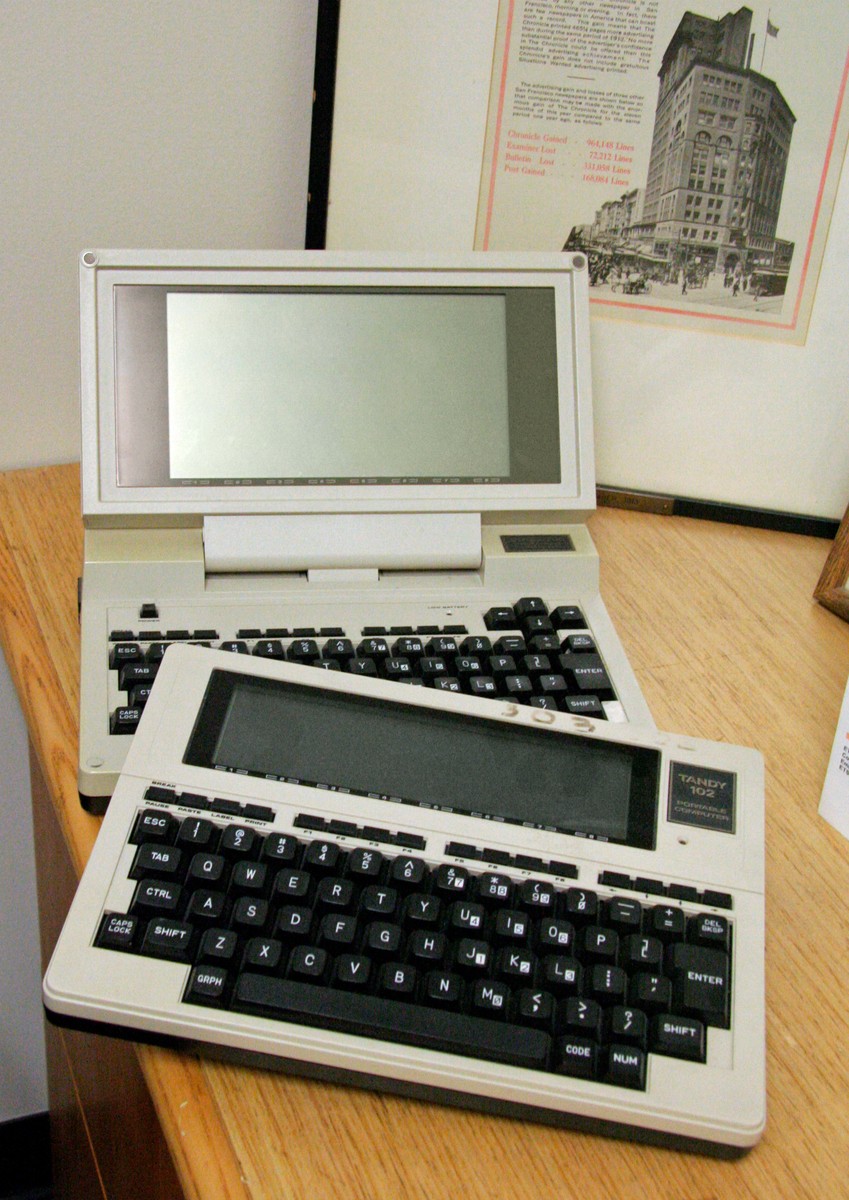 Ordinateur portable Tandy Model 102 devant un Model 200
